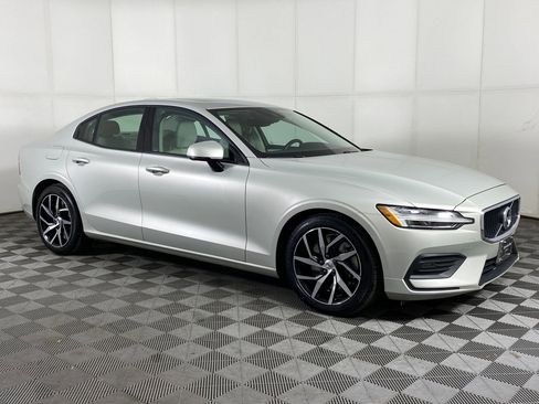 Used 2019 Volvo S60 T6 Momentum w/ Premium Package image 6