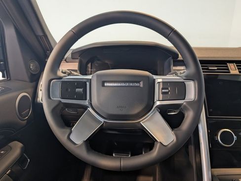 Used 2025 Land Rover Discovery Dynamic SE image 16