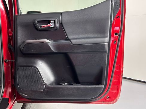 Used 2021 Toyota Tacoma TRD Sport w/ Technology Package image 11