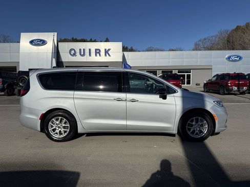 Used 2024 Chrysler Pacifica Touring-L image 2