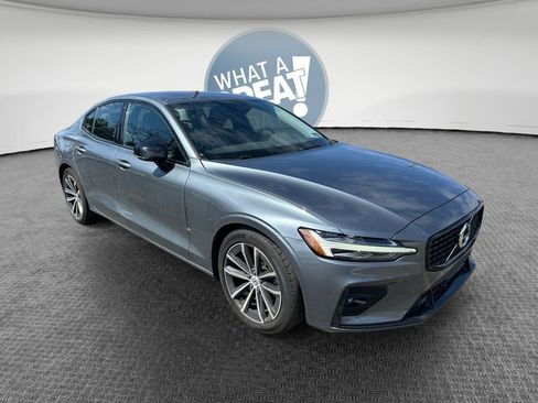 Used 2021 Volvo S60 T5 Momentum image 1