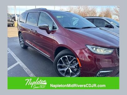 Used 2021 Chrysler Pacifica Limited w/ Uconnect Theater Family Group