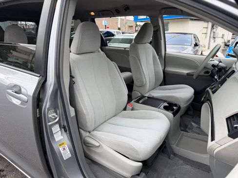 Used 2011 Toyota Sienna LE w/ Towing Pkg AWD/4WD image 10