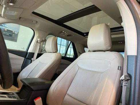 Used 2021 Ford Explorer Limited w/ Equipment Group 301A RWD image 8