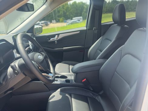 Used 2024 Ford Escape Platinum image 4
