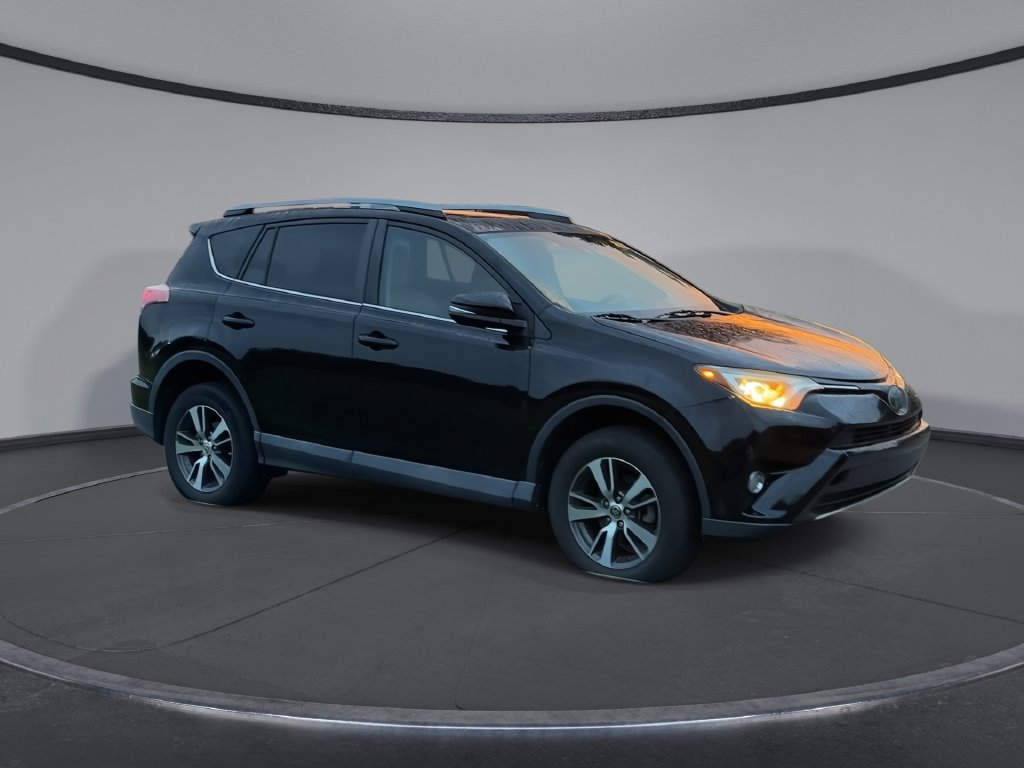 Used 2018 Toyota RAV4 XLE FWD image 2