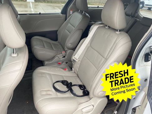 Used 2017 Toyota Sienna XLE Premium image 11