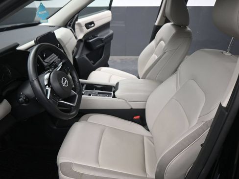 Used 2025 Nissan Pathfinder SL FWD image 9