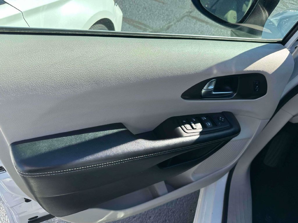 Used 2023 Chrysler Pacifica Touring-L FWD image 16