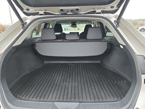 Used 2022 Toyota Venza LE image 12