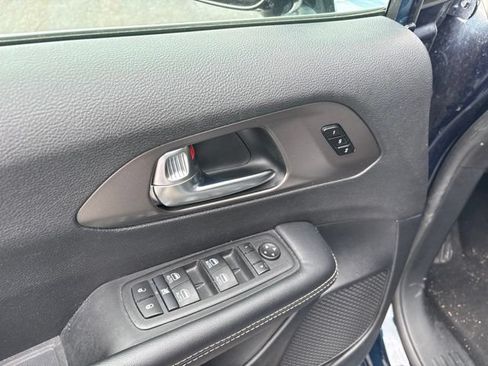 Used 2025 Chrysler Pacifica Select FWD image 13
