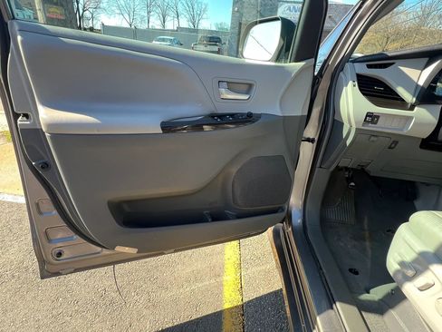 Used 2019 Toyota Sienna XLE FWD image 21