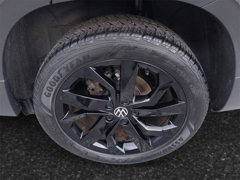Used 2024 Volkswagen Taos SE w/ Black Wheel Package image 7