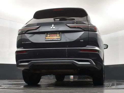 Used 2025 Mitsubishi Outlander SE image 13