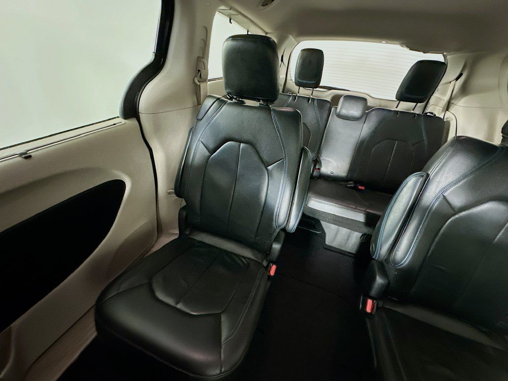 Used 2021 Chrysler Pacifica Touring-L FWD image 12