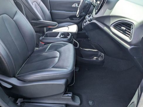 Used 2025 Chrysler Pacifica Select image 29