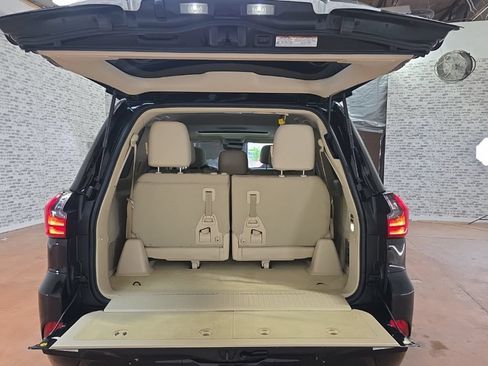 Used 2019 Lexus LX 570 4WD w/ Luxury Package image 16