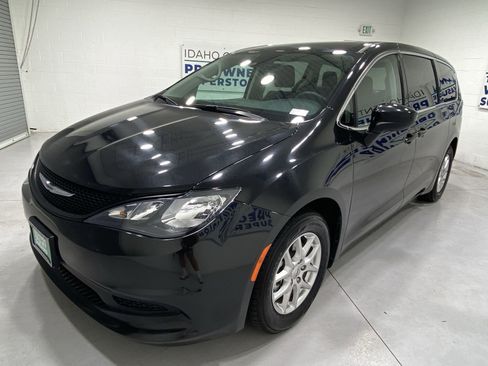 Used 2023 Chrysler Voyager LX FWD image 4