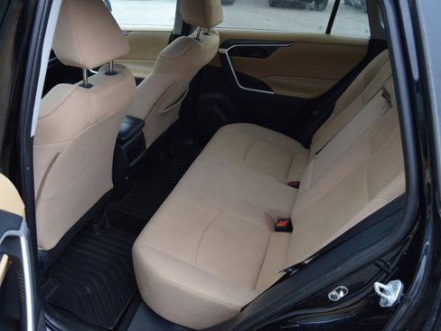 Used 2020 Toyota RAV4 LE image 11