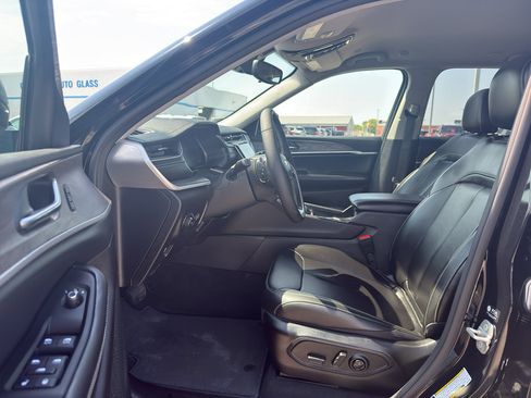 Used 2024 Jeep Grand Cherokee Limited AWD/4WD image 11