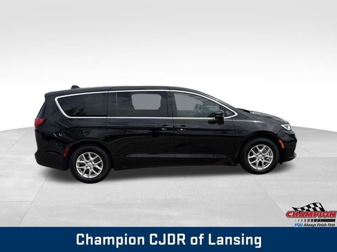 Used 2025 Chrysler Pacifica Select FWD image 14