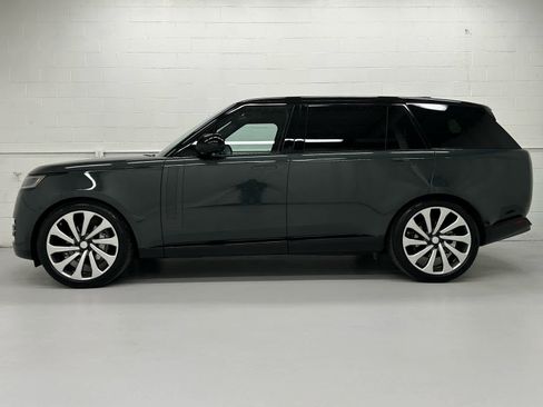 Used 2025 Land Rover Range Rover Long Wheelbase SE image 3