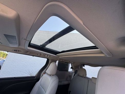 Used 2020 Toyota Sienna Limited Premium w/ Carpet Mat Package image 25