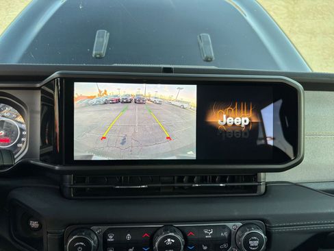 Used 2025 Jeep Wrangler Sahara image 18