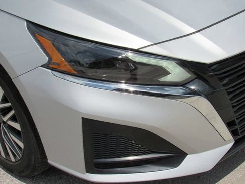 Used 2024 Nissan Altima 2.5 SV FWD image 9