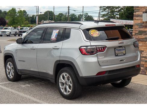 Used 2025 Jeep Compass Latitude AWD/4WD image 5
