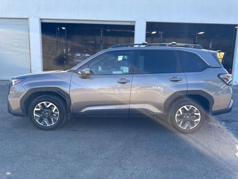 Used 2025 Subaru Forester Premium AWD/4WD image 2