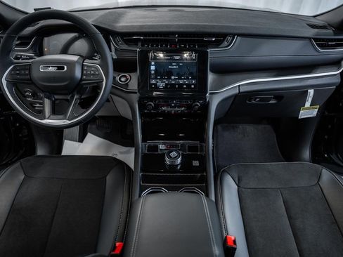 New 2025 Jeep Grand Cherokee Altitude image 19