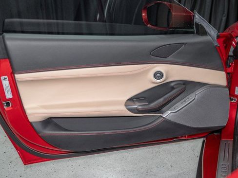 Used 2020 Ferrari Portofino image 9