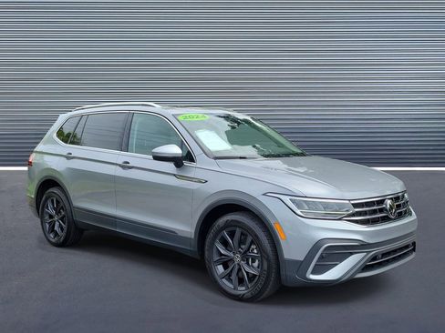 Used 2024 Volkswagen Tiguan SE w/ Panoramic Sunroof Package FWD image 2