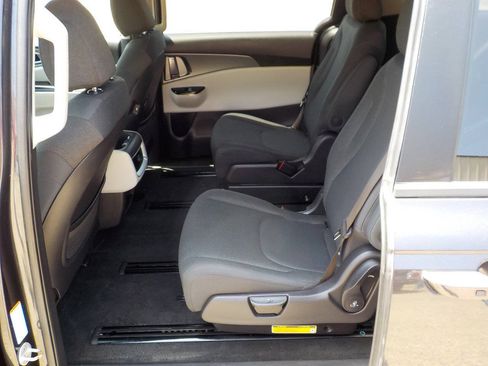 Used 2022 Kia Carnival LX FWD image 20