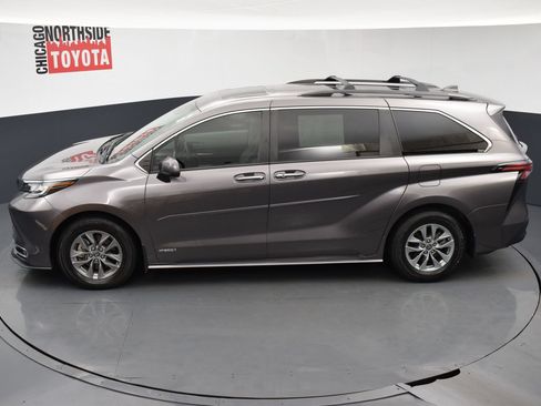 Used 2021 Toyota Sienna XLE FWD image 22