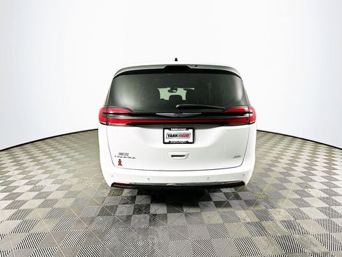 Used 2023 Chrysler Pacifica Touring-L image 9
