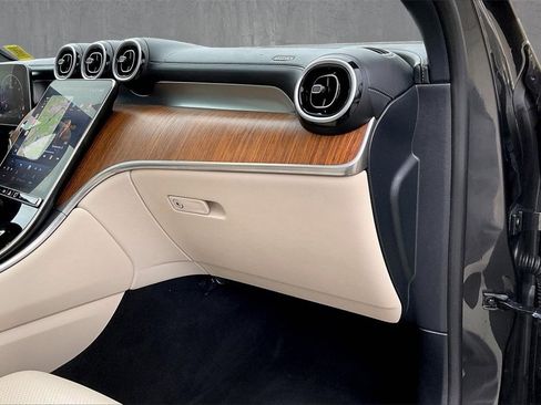 Used 2023 Mercedes-Benz GLC 300 4MATIC image 25