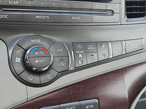 Used 2012 Toyota Sienna XLE image 18