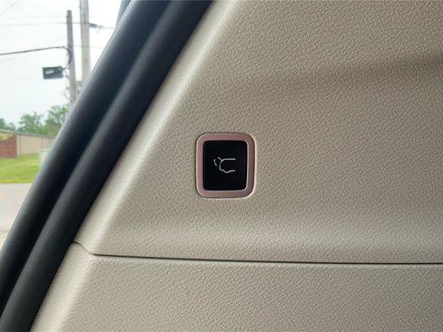 Used 2023 Chrysler Pacifica Touring-L FWD image 31