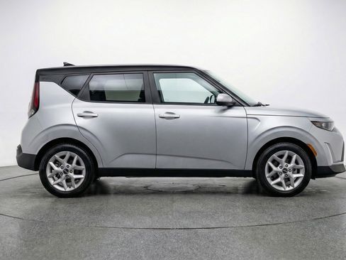 Used 2025 Kia Soul LX w/ LX Technology Package FWD image 9