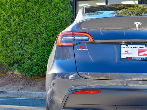 Used 2021 Tesla Model Y Long Range image 11