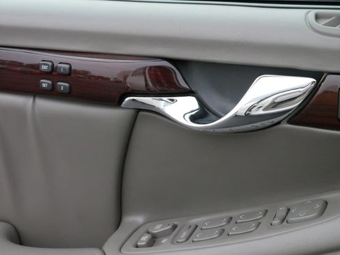 Used 2003 Cadillac De Ville DHS w/ Safety & Security Package image 29