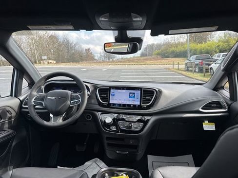 New 2026 Chrysler Pacifica Select image 13