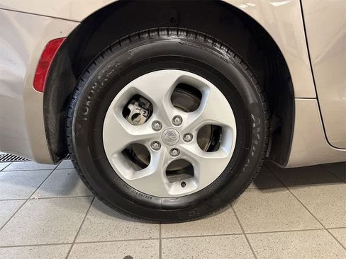 Used 2018 Chrysler Pacifica Touring-L image 10