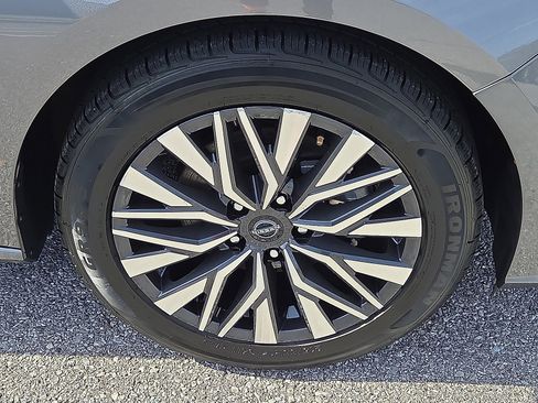 Used 2024 Nissan Altima 2.5 SV image 7