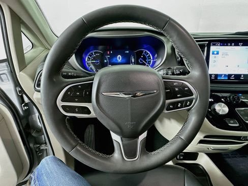 Used 2023 Chrysler Pacifica Touring-L FWD image 12