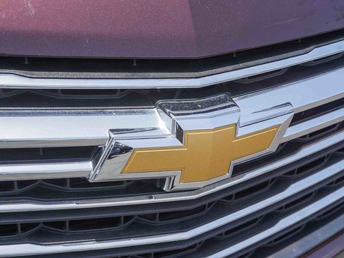 Used 2023 Chevrolet Traverse LT FWD image 11