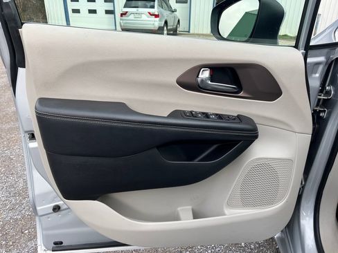 Used 2023 Chrysler Voyager LX image 13