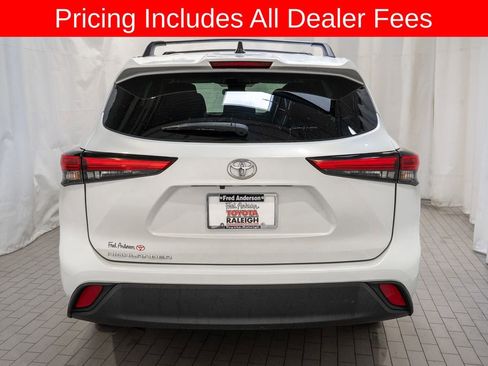 Used 2023 Toyota Highlander L FWD image 4